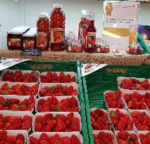Erdbeeren mit verarbeiteten Produkten